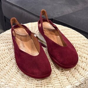 L’AmourDesPieds Burgundy Suede Slingback Flats Size 10M